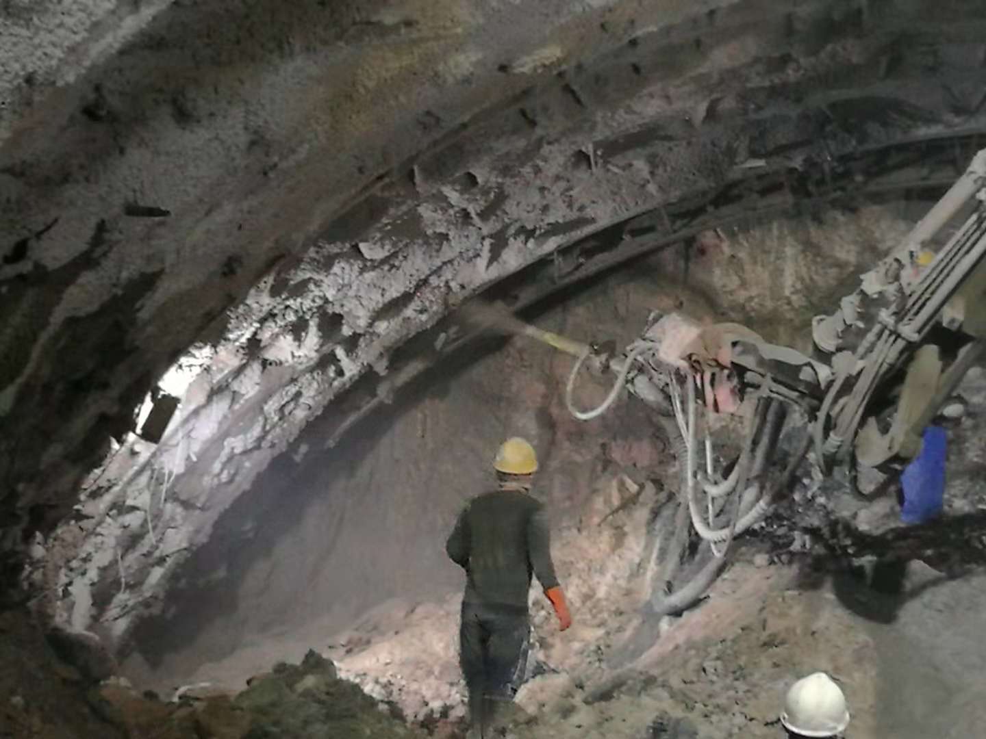 铁路隧道喷射混凝土施工浅见